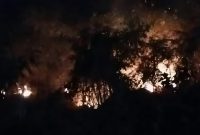 Kebakaran hutan dan lahan (karhutla) yang terjadi di Kelurahan Tarau, Kota Ternate pada Minggu malam (20/9/2026).