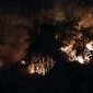 Kebakaran hutan dan lahan (karhutla) yang terjadi di Kelurahan Tarau, Kota Ternate pada Minggu malam (20/9/2026).