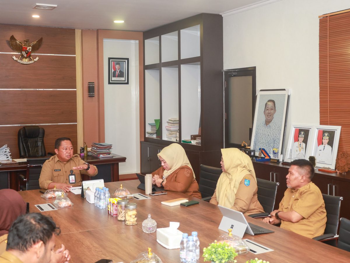 Sekretaris Daerah (Sekda) Kota Ternate, Rizal Marsaoly saat memimpin rapat koordinasi dan evaluasi kelengkapan dokumen operasional incinerator, Senin (28/9/2026).