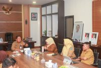 Sekretaris Daerah (Sekda) Kota Ternate, Rizal Marsaoly saat memimpin rapat koordinasi dan evaluasi kelengkapan dokumen operasional incinerator, Senin (28/9/2026).