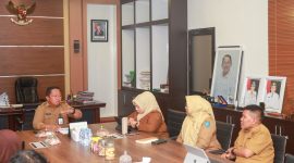 Sekretaris Daerah (Sekda) Kota Ternate, Rizal Marsaoly saat memimpin rapat koordinasi dan evaluasi kelengkapan dokumen operasional incinerator, Senin (28/9/2026).