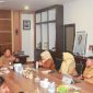 Sekretaris Daerah (Sekda) Kota Ternate, Rizal Marsaoly saat memimpin rapat koordinasi dan evaluasi kelengkapan dokumen operasional incinerator, Senin (28/9/2026).
