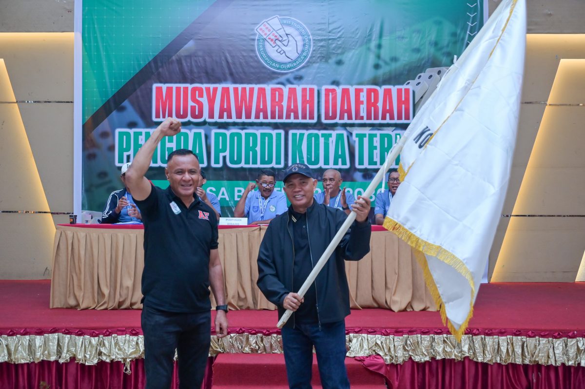Muhammad Sinen menyerahkan bendera pataka kepada Ketua PORDI Kota Ternate terpilih periode 2026β2030 Nasri Abubakar, Minggu (11/10/2026).