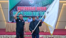 Muhammad Sinen menyerahkan bendera pataka kepada Ketua PORDI Kota Ternate terpilih periode 2026–2030 Nasri Abubakar, Minggu (11/10/2026).