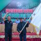 Muhammad Sinen menyerahkan bendera pataka kepada Ketua PORDI Kota Ternate terpilih periode 2026–2030 Nasri Abubakar, Minggu (11/10/2026).