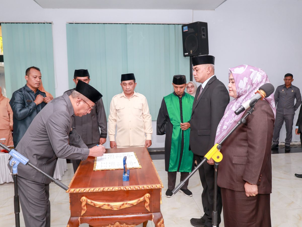 Wali Kota Ternate H. M. Tauhid Soleman saat melantik 11 pejabat di lingkungan Pemerintah Kota Ternate, Kamis (1/10/2026).
