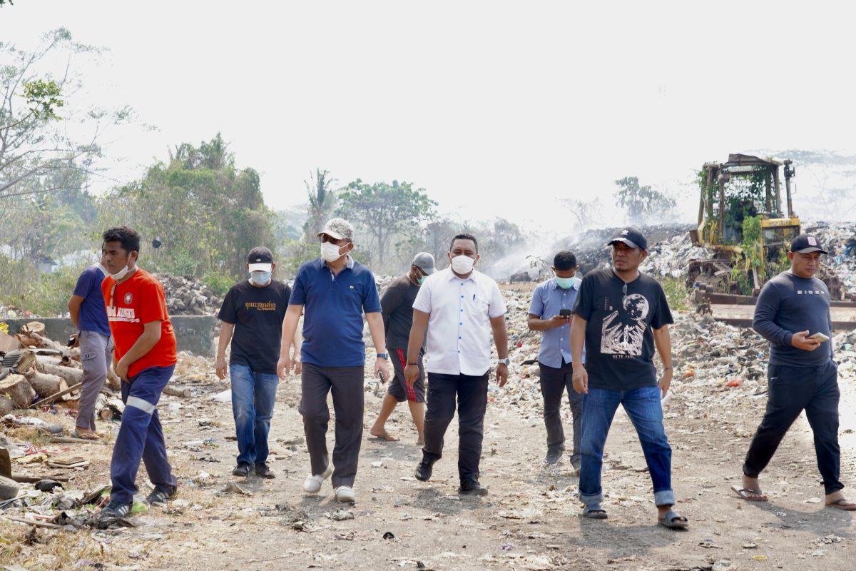 Tauhid Soleman saat meninjau lokasi Karhutla di TPA Buku Deru-Deru, Minggu (4/10/2026).