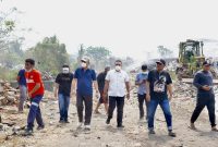 Tauhid Soleman saat meninjau lokasi Karhutla di TPA Buku Deru-Deru, Minggu (4/10/2026).