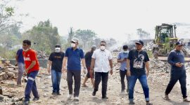 Tauhid Soleman saat meninjau lokasi Karhutla di TPA Buku Deru-Deru, Minggu (4/10/2026).
