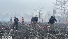 Tim gabungan Karhutla terus melakukan penanganan pascakebakaran di TPA Buku Deru-Deru, Kelurahan Takome.