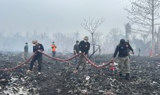 Satpol PP dan Linmas Ternate Terlibat Penanganan Kebakaran TPA Buku Deru-Deru