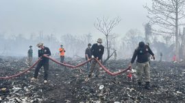 Tim gabungan Karhutla terus melakukan penanganan pascakebakaran di TPA Buku Deru-Deru, Kelurahan Takome.